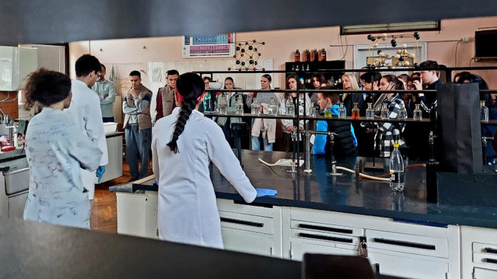 [U hemijskoj laboratoriji]